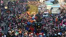 Ribuan warga berkumpul saat iring-iringan kendaraan hias Karnaval Kemerdekaan Pesona Parahyangan 2017 melintasi jalanan utama Kota Bandung, Sabtu (26/8). Karnaval ini merupakan rangkaian dan penutupan HUT Kemerdekaan RI ke-72. (Liputan6.com/Johan Tallo)