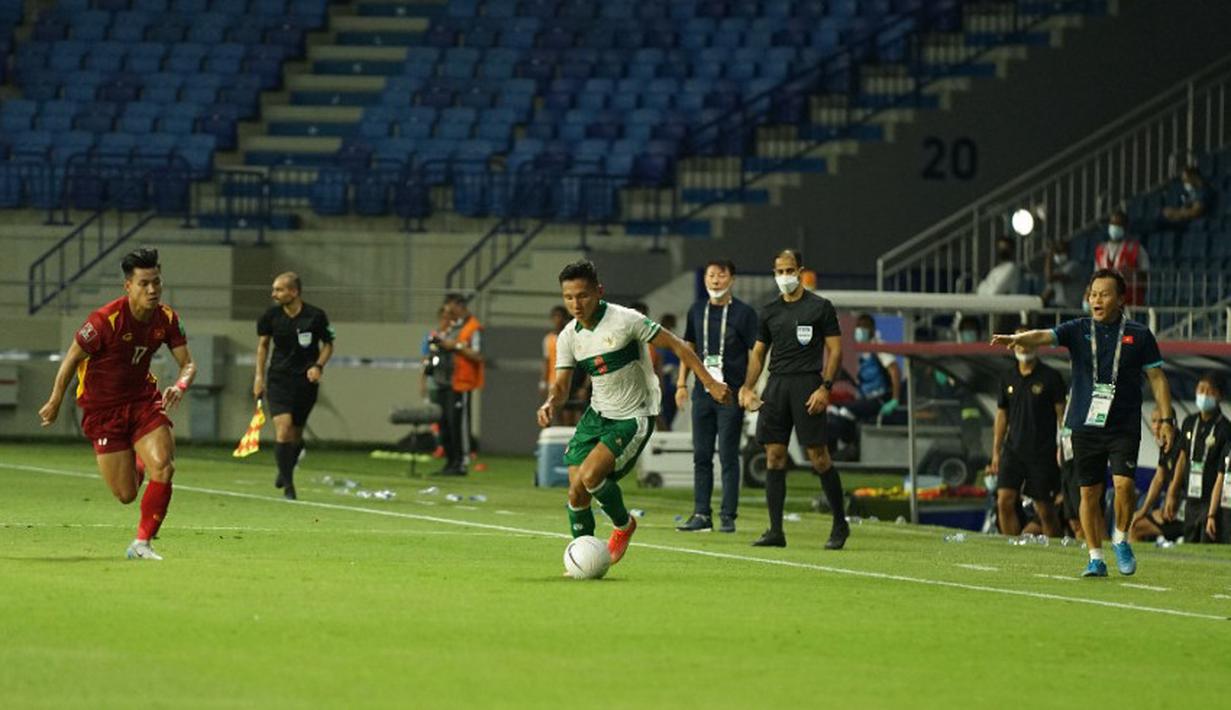 Serangan Timnas Indonesia dari tengah lapangan yang dibangun oleh Syahrian Abimanyu (kanan) sering patah oleh agresivitas pemain Vietnam. Di babak kedua, masuknya Witan Sulaiman dan Egy Maulana Vikri menggantikan Yakob Sayuri dan dan Osvaldo Haay ternyata belum cukup menjadi solusi. (Foto: Dok. PSSI