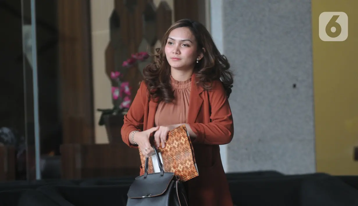 Sekretaris tersangka kasus dugaan suap distribusi gula Direktur Pemasaran PTPN III (Persero) I Kadek Kertha Laksana, Adinda Anjarsari usai menjalani pemeriksaan di Gedung KPK, Jakarta, Senin (23/12/2019). Adinda menjadi saksi terkait kasus dugaan suap yang menjerat bosnya. (merdeka.com/Dwi Narwoko)