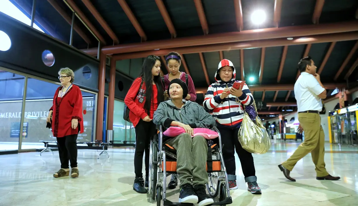 "Jangan lupa makan, mami itu kadang suka lupa makan. Terus jangan nakal, harus nurut sama suster sama dokternya juga. Berdoa terus, senyum terus, nggak boleh nangis," ucap Aurelia Callista, Senin (30/1). (Adrian Putra/Bintang.com)