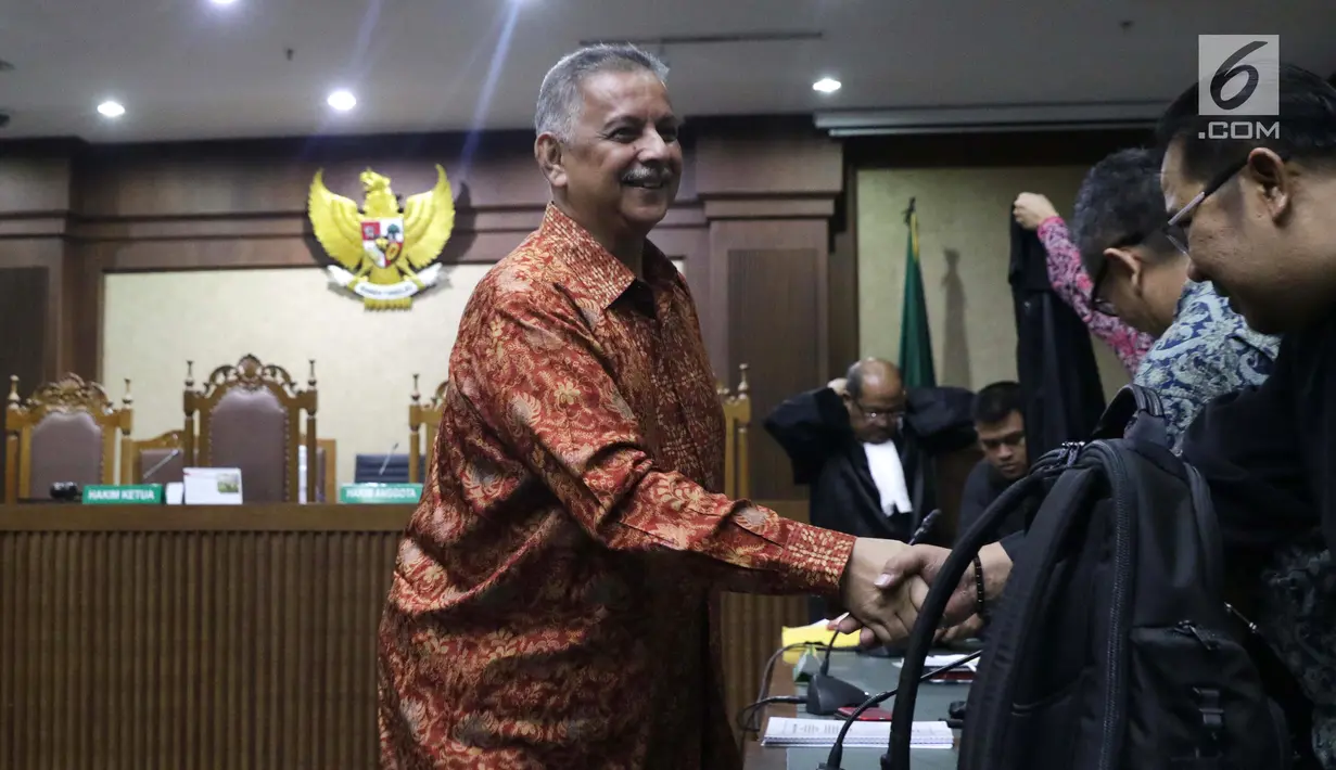 Terdakwa kasus dugaan suap proyek PLTU Riau-1, Sofyan Basir (kiri) usai menjalani sidang lanjutan di Pengadilan Tipikor, Jakarta, Senin (1/7/2019). Sidang beragendakan pembacaan tanggapan atas nota keberatan terdakwa oleh JPU KPK. (Liputan6.com/Helmi Fithriansyah)