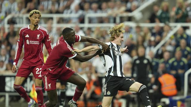 Bek Liverpool, Ibrahima Konate (kiri), mencoba menghentikan laju winger Newcastle, Anthony Gordon, di laga pekan kedua Liga Inggris 2025/2026 di St James' Park, Selasa (26/08/2025). (AP Photo/Jon Super).