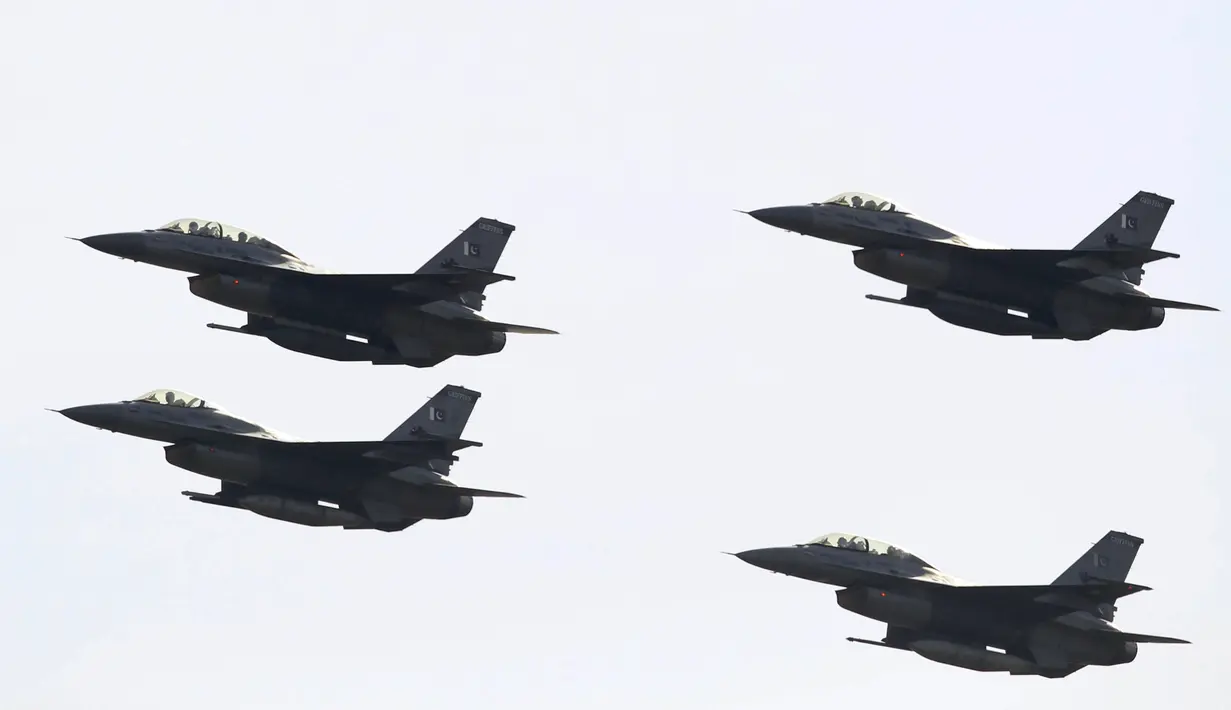 Pesawat Jet F-16 saat beraksi pada Pakistan Day di Islamabad, (23/3). Untuk menghibur warga Pakistan, Pemerintah menyelenggarkan pertunjukan militer. (REUTERS / Faisal Mahmood)