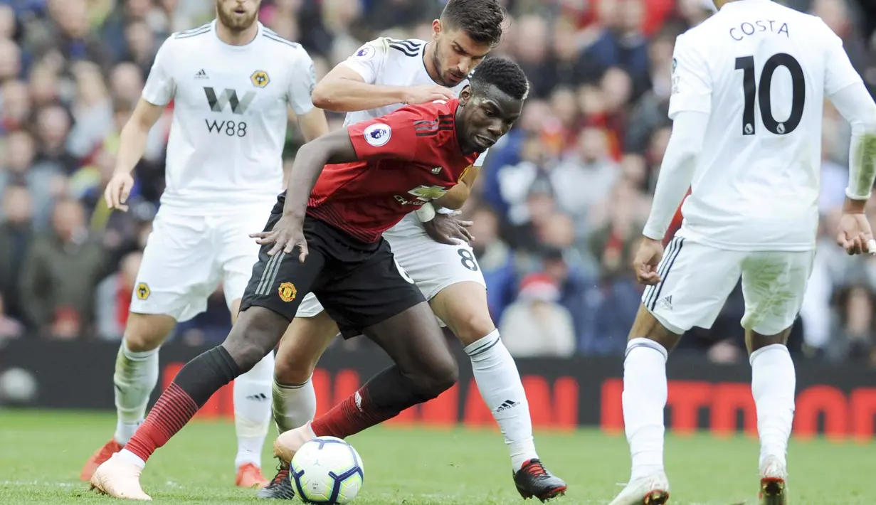 Gelandang Manchester United, Paul Pogba, berebut bola dengan pemain Wolverhampton Wanderers, Ruben Neves, pada laga Premier League, di Stadion Old Trafford, Sabtu (22/9/2018). Manchester United ditahan 1-1 oleh Wolverhampton. (AP/Rui Vieira)