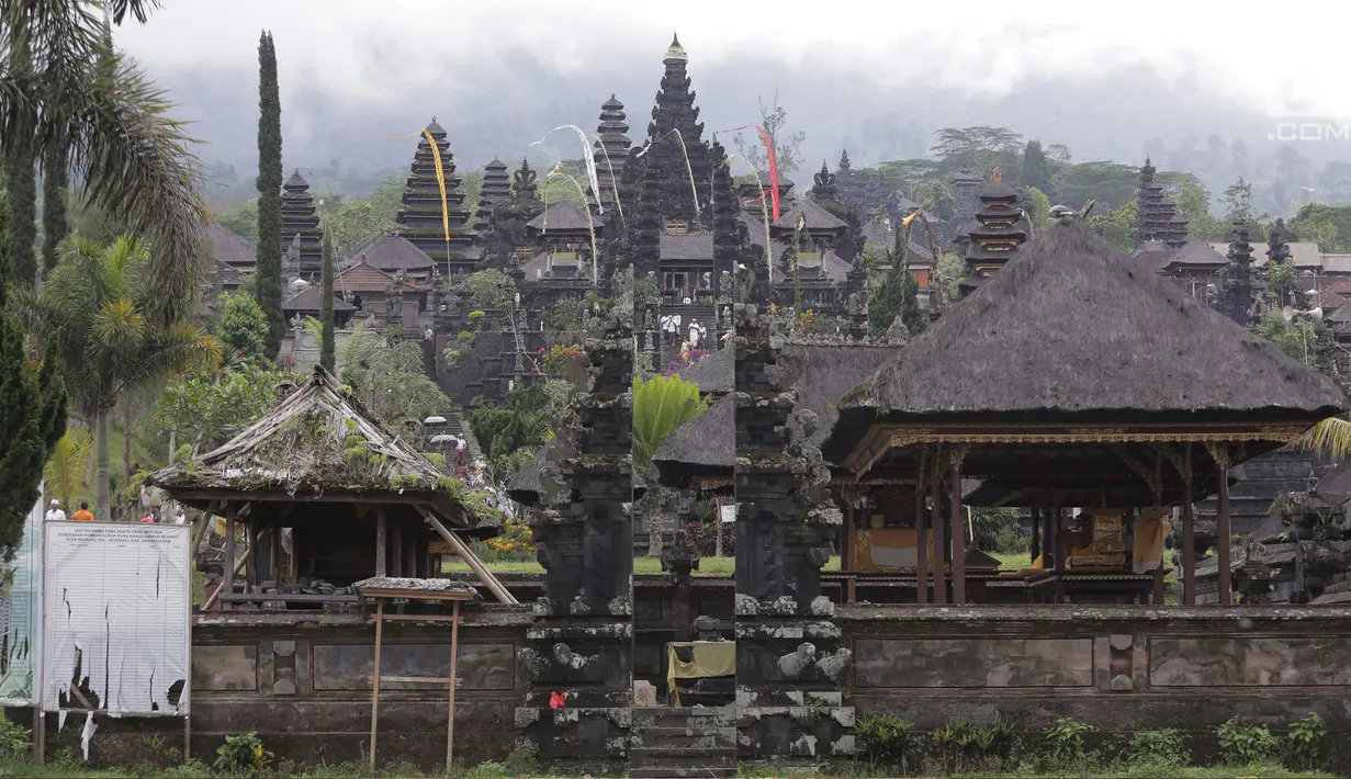 Umat Hindu menggelar upacara Purnama Kapat di Pura Besakih, Karangasem, Bali, Kamis (5/10). Pura Besakih di Desa Besakih ditetapkan dalam zona KRB II karena berjarak sekitar sembilan kilometer dari puncak kawah Gunung Agung. (Liputan6.com/Gempur M Surya)