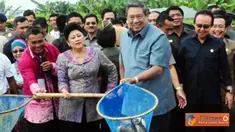 Citizen6, Pudak: Presiden SBY juga didampingi oleh Menteri Kelautan dan Perikanan Republik Indonesia Sharif C. Sutardjo dan Gubernur Jambi Hasan Basri Agus. (Pengirim: Efrimal bahri)