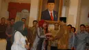 Presiden Jokowi memberikan plakat tanda jasa pada ahli waris penerima gelar pahlawan nasional di Istana Negara, Jakarta, Jumat (7/11/2014). (Liputan6.com/Herman Zakharia)