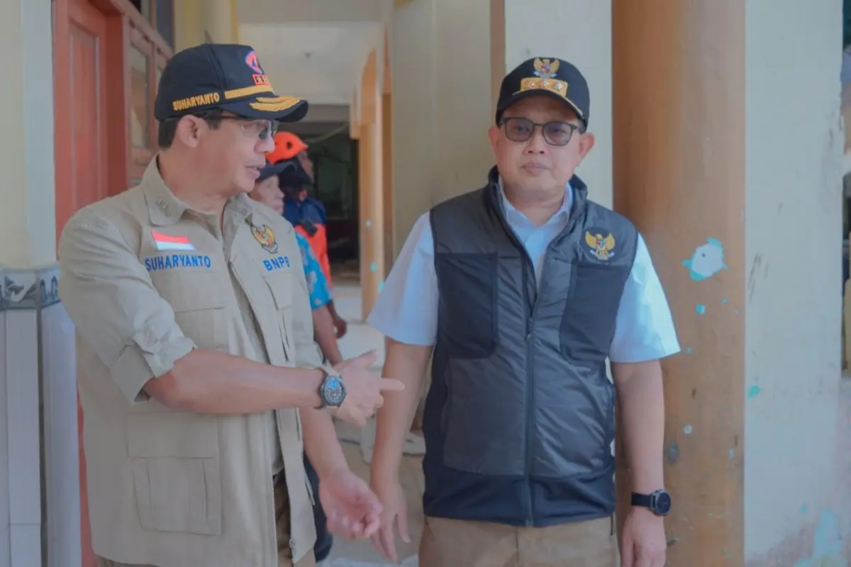 Kepala Badan Nasional Penanggulangan Bencan (BNPB) Letjen TNI Suharyanto meninjau Pulau Bawean, Kabupaten Gresik, Jawa Timur pada Minggu 24 Maret 2024.