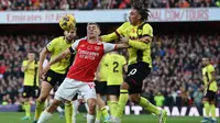 Penyerang Arsenal Leandro Trossard dikepung dua pemain Burnley pada duel pekan ke-12 Liga Inggris (AFP)