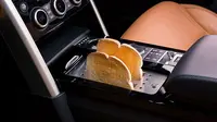 Pemanggang roti pada konsol tengah.(Carscoops)