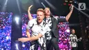 Personel Westlife Kian Egan dan Nicky Byrne tampil dalam konser bertajuk “Westlife The Wild Dreams Tour 2023 Jakarta” di Stadion Madya GBK, Jakarta, Sabtu (11/2/2023). Westlife membawakan sejumlah lagu diantaranya Uptown Girl, Flying Without Wings, dan I Lay My Love On You. (Liputan6.com/Angga Yuniar)