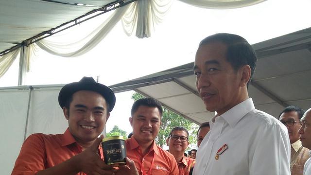 Penggagas budaya Nyaneut Dasep Darussalam diterima Presiden Joko Widodo dalam salah satu kegiatan budaya