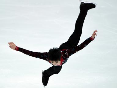 Atlet Tiongkok, Jin Boyang, beraksi di nomor short program putra dalam figure skating ISU Grand Prix NHK Trophy di Nagano, Jepang, (27/11/2015). (AFP Photo/Toshifumi Kitamura)