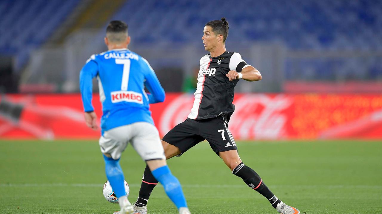 Penyerang Juventus, Cristiano Ronaldo mencoba melewati adangan pemain Napoli, Jose Callejon