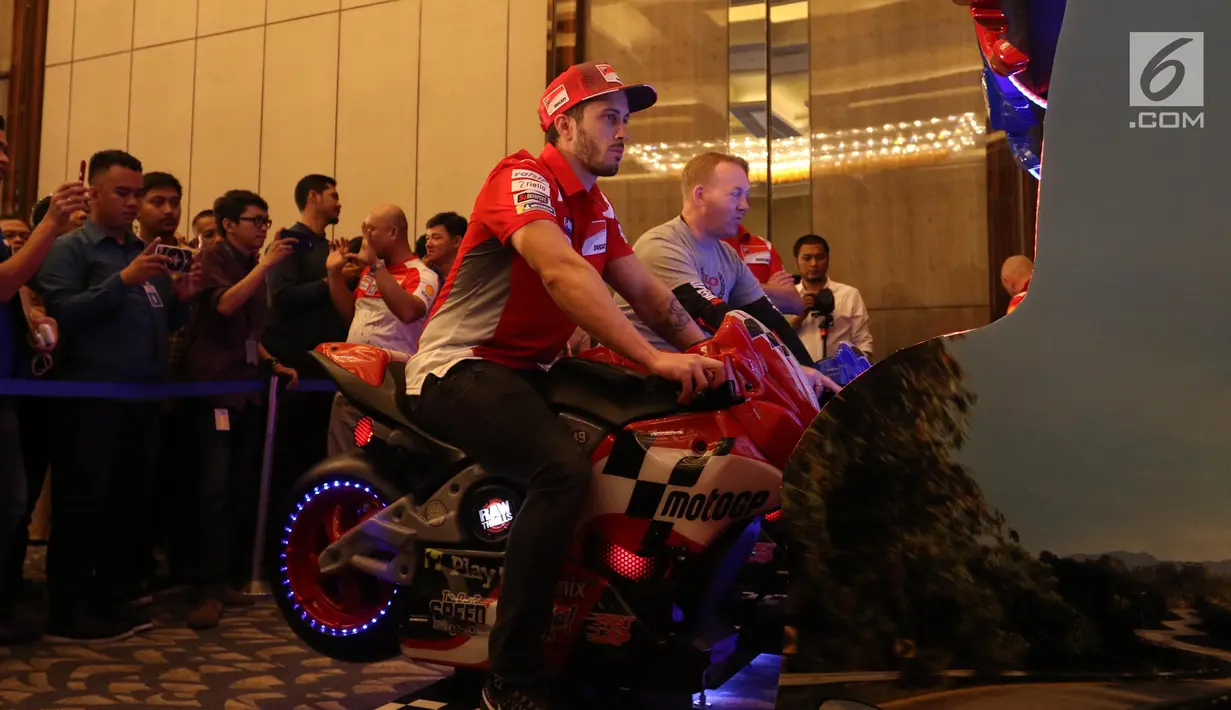 Pembalap MotoGP Andrea Dovizioso memainkan game motor balap saat mengkampanyekan Libas Tantanganmu di Jakarta, Kamis (1/2). (Liputan6.com/Angga Yuniar)