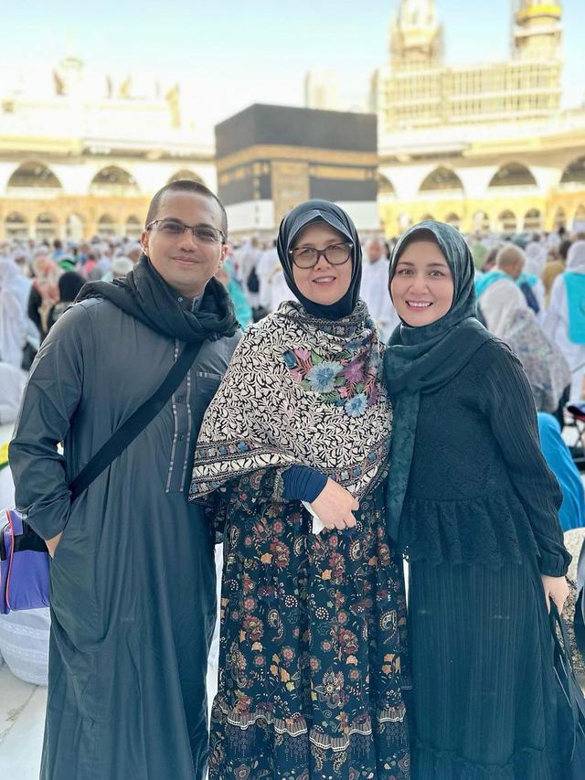 8 Potret Sahrul Gunawan dan Istri Jalani Ibadah Haji, Ajak Mertua