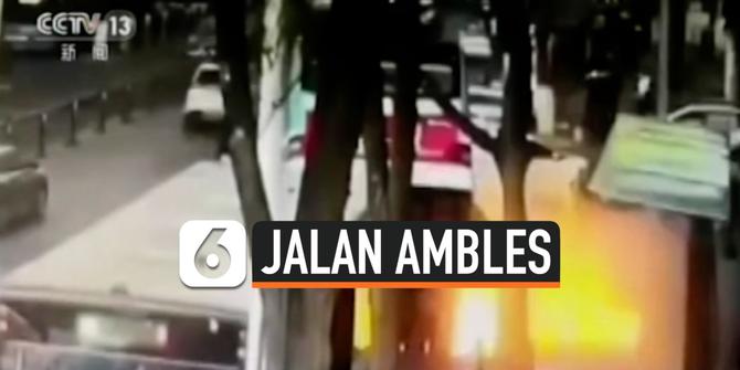 VIDEO: Detik-Detik Bus 'Ditelan' Aspal Jalan, 6 Orang Tewas