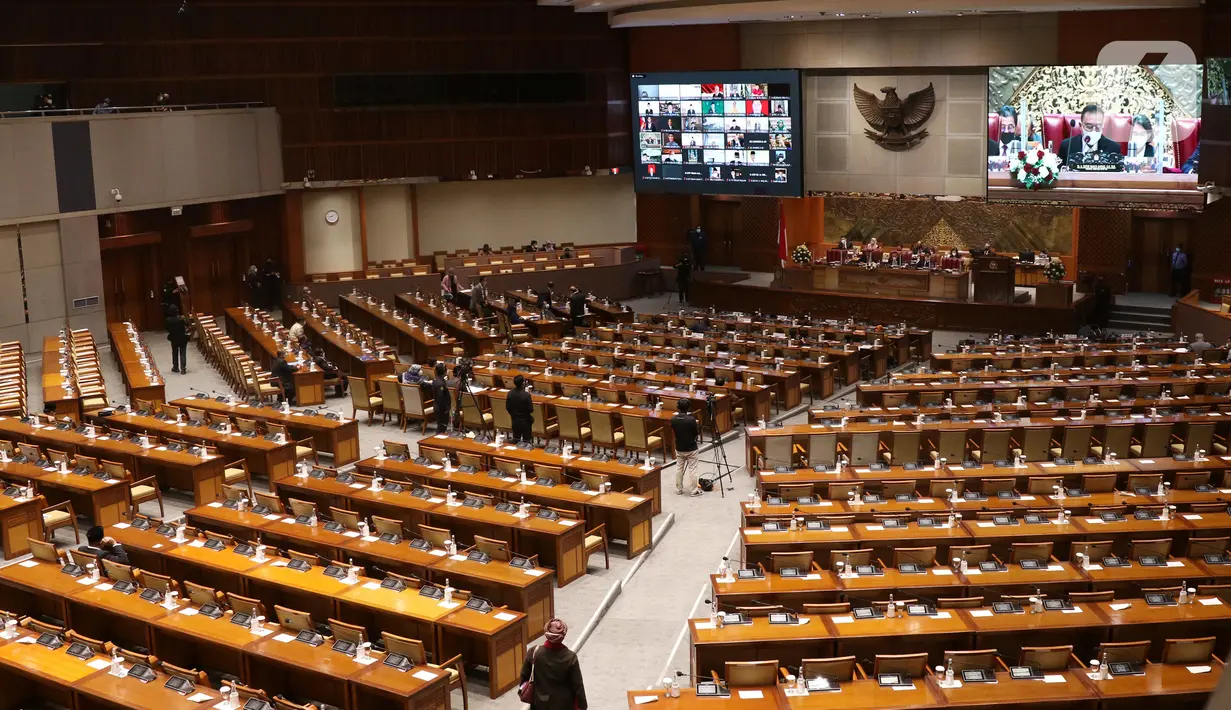 Suasana rapat paripurna ke-14 masa persidangan III tahun sidang 2021-2022 di Gedung Nusantara II, Kompleks Parlemen, Jakarta, Selasa (8/2/2022). Rapat dipimpin oleh Wakil Ketua DPR Sufmi Dasco Ahmad didampingi wakil Ketua DPR Lainnya Rachmad Gobel dan Lodewijk Paulus. (Liputan6.com/Angga Yuniar)