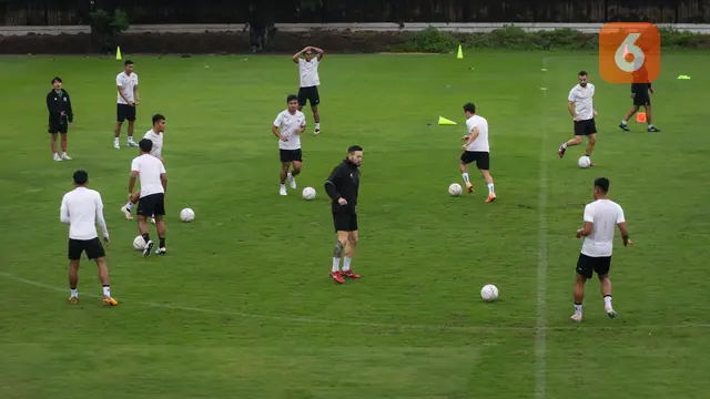 Foto: Timnas Indonesia Kena Kecoh Hujan saat Latihan Jelang Hadapi Vietnam di Piala AFF 2022, Sudah Balik tapi Ditelpon Kembali ke Lapangan