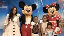 Rachel Vennya yang mengenakan dress putih berpita hitam mengajak kedua anaknya bertemu Minnie dan Mickey. Chava bahkan tampil mengenakan gaun biru putih seperti karakter Elsa Frozen. [@rachelvennya]