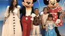Rachel Vennya yang mengenakan dress putih berpita hitam mengajak kedua anaknya bertemu Minnie dan Mickey. Chava bahkan tampil mengenakan gaun biru putih seperti karakter Elsa Frozen. [@rachelvennya]