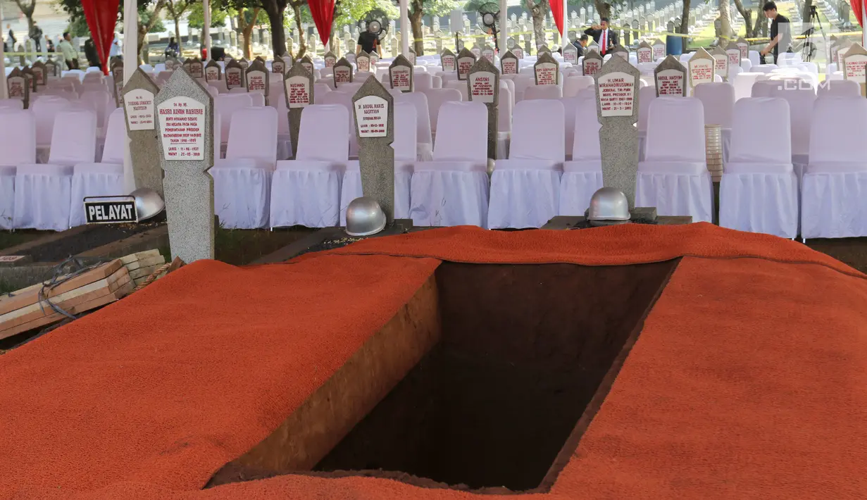 Makam Presiden ke-3 RI BJ Habibie di TMP Kalibata, Jakarta, Kamis (12/9/2019). Habibie meninggal setelah mendapat perawatan intensif selama beberapa hari terakhir di RSPAD Gatot Subroto Jakarta Pusat. (Liputan6.com/Herman Zakharia)