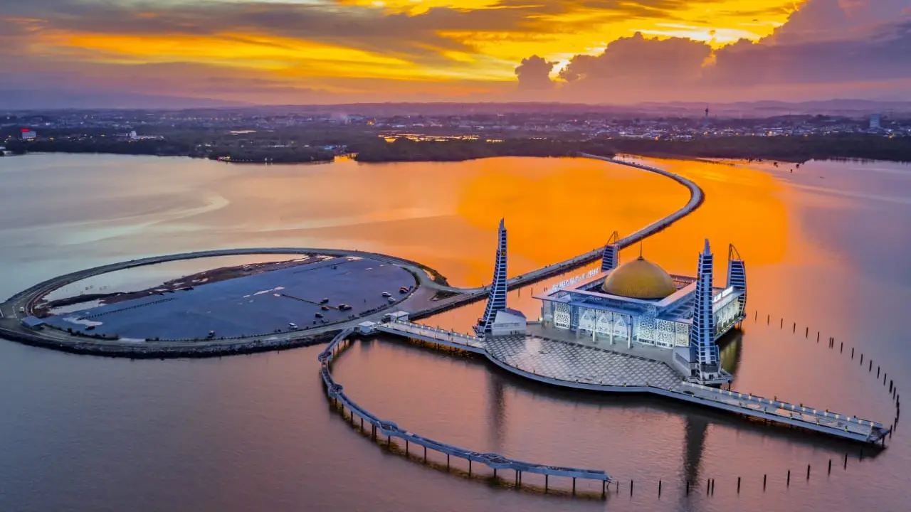 Masjid Al Alam di Teluk Kendari.(Dok: Foto Rahmat Ladae Untuk Liputan6.com)