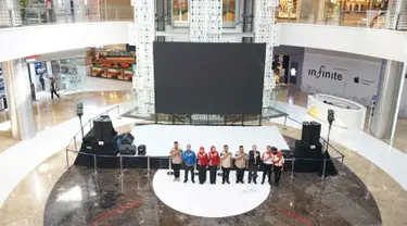 Karyawan menyanyikan lagu Indonesia Raya di Mal Pesona Square, Depok, Jawa Barat, Rabu (19/6/2019). Pemutaran lagu Indonesia Raya di mal tersebut dilakukan setiap hari pukul 10.00 WIB. (Liputan6.com/Immanuel Antonius)