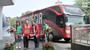 Plt Ketum PSSI Joko Driyono (dua kanan) didampingi perwakilan Supersoccer Martin Sofian serta dua pemain Timnas Putri Indonesia Dhanielle Daphne dan Zahra Muzdalifah saat peluncuran bus baru Timnas Indonesia, Jakarta, Minggu (22/7). (Merdeka.com/Iqbal)