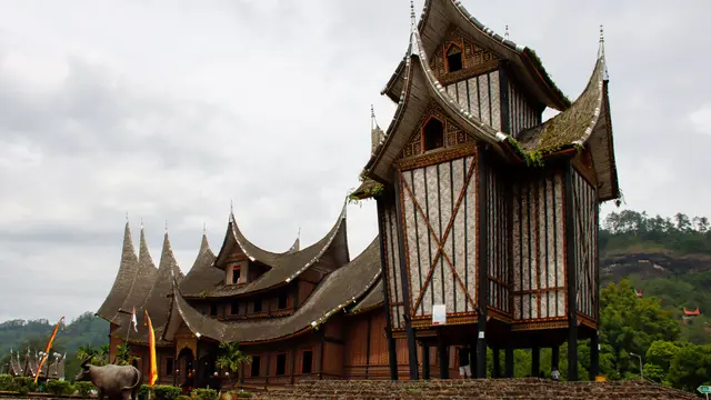 Ilustrasi rumah adat Minangkabau, rumah gadang