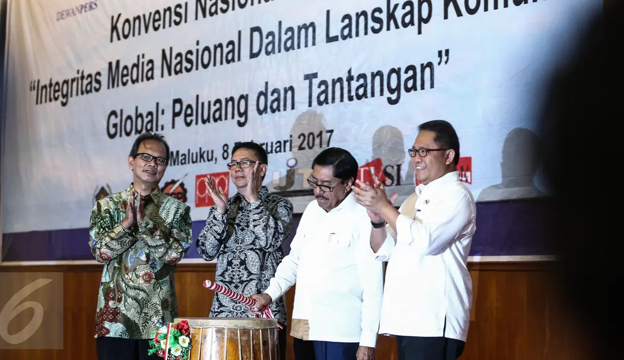 Wakil Gubernur Maluku Zeth Sahuburua (kedua kanan) didampingi Menkominfo Rudiantara membuka Konvensi Nasional Media di Ambon, Maluku, (8/2). Acara ini merupakan rangkaian dari peringatan Hari Pers Nasional 2017. (Liputan6.com/Faizal Fanani)