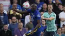 <p>Penyerang Chelsea Romelu Lukaku berebut bola dengan bek Leicester City Jonny Evans pada laga tunda pekan ke-27 Liga Inggris 2021-2022 di Stadion Stamford Bridge, Jumat (20/5/2022) dini hari WIB. Chelsea harus puas bermain imbang 1-1 ketika menjamu Leicester City. (AP Photo/Frank Augstein)</p>