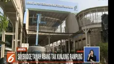 Sejumlah pekerja bangunan terlihat masih melakukan penyempurnaan atap pengecatan pada laintai, dinding.
