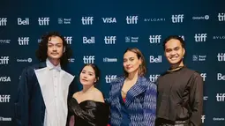 Pada awal September 2023 lalu, film Budi Pekerti sudah lebih dulu melakukan World Premiere di acara bertajuk Opening Night Toronto International Film Festival. Kekosongan Angga Yunanda yang kala itu berhalangan hadir pun dilengkapi oleh sang sutradara, Wregas Bhanuteja. (Liputan6.com/IG/@filmbudipekerti)