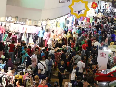 Pengunjung memadati Pasar Tanah Abang, Jakarta, Minggu (18/6). Jelang Lebaran, pusat tekstil tersebut dipenuhi pengunjung yang mencari busana muslim untuk hari raya Lebaran. (Liputan6.com/Immanuel Antonius)