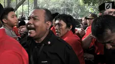 Kader PDIP Adian Napitupulu saling dorong dengan petugas saat hendak masuk ke Gedung KPU, Jakarta, Selasa (17/7). Elite serta massa PDIP terlibat kericuhan saat hendak mengantarkan pengurus DPP mendaftarkan bakal caleg. (Merdeka.com/ Iqbal S. Nugroho)