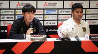 Pelatih Timnas Indonesia, Shin Tae-yong (kiri) memberikan keterangan saat konferensi pers menjelang laga Grup A Piala AFF 2022 antara Timnas Indonesia melawan Timnas Thailand di Stadion Utama Gelora Bung Karno (SUGBK), Jakarta, Rabu (28/12/2022). (Bola.com/Bagaskara Lazuardi)