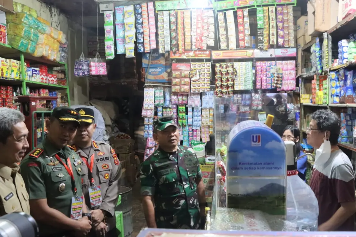 KSAD) Jenderal TNI Dudung Abdurachman saat sidak minyak goreng di Pasar Anyar Bogor, Senin (30/5/2022) sore