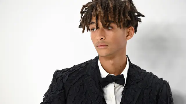 Gaya Keren Jaden Smith Pakai Tuksedo Hitam di CFDA Awards 2022