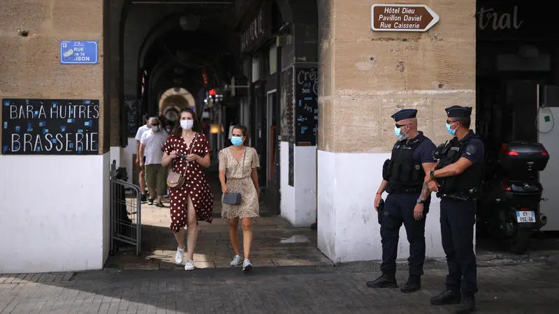 Polisi Anti Huru-hara Turun Tangan Awasi Pemakaian Masker di Marseille Prancis