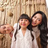 Tampilan memikat dengan busana Lebaran yang elegan menambah momentum hangat keluarga Rachel Vennya.