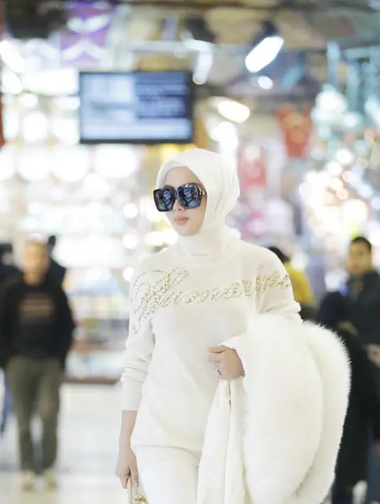 "Ke depan tingkatan keimananku. Insyaallah mudah-mudahan terjaga. Salatku, puasaku sampai hari ini belum ada yang bocor. Aku juga senang bisa menambahkan ilmu agama dari tahun ke tahun, pengin tutup aurat seperti ini," kata Syahrini. (princessyahrini)