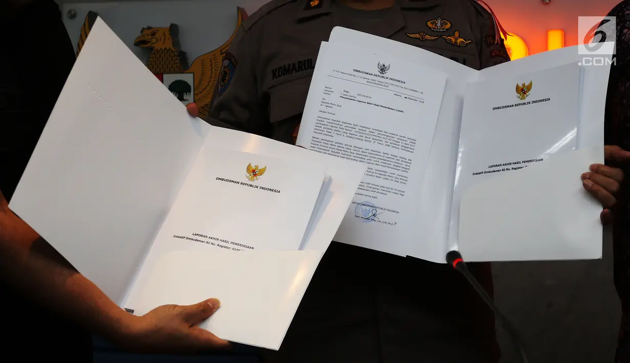 Laporan temuan maladministrasi dalam kasus Novel Baswedan ditunjukkan di Kantor Ombudsman, Jakarta, Kamis (6/12). Ombudsman menemukan maladministrasi dalam proses penyidikan terkait penyiraman air keras terhadap Novel Baswedan. (Liputan6.com/JohanTallo)