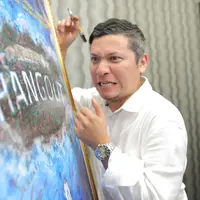 Sejak awal tahun ini, banyak selebriti memberikan dukungan untuk Gubernur DKI Jakarta, Basuki Tjahaja Purnama alias Ahok. Termasuk menyerahkan foto copy ke Teman Ahok sebagai bentuk dukungan. Salah satunya Gading Marten. (Andy Masela/Bintang.com)