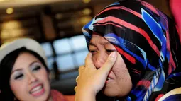 Seorang fans bernama Rani tampak menangis ketika melihat idolanya, Fedi Nuril menghampiri mereka saat acara ngedate bareng di Brewerkz, Jakarta, Selasa (19/5/2015). (Liputan6.com/Faisal R Syam)