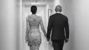 Deddy Corbuzier dan Sabrina Chairunnisa berjalan usai melangsungkan pernikahan pada 6 Juni 2022. Pernikahan ini menjawab unggahan pamit sementara yang dilakukan Deddy Corbuzier pada enam hari lalu. Ia menyatakan pamit di akun Instagramnya. (Instagram/sabrinachairunnisa)