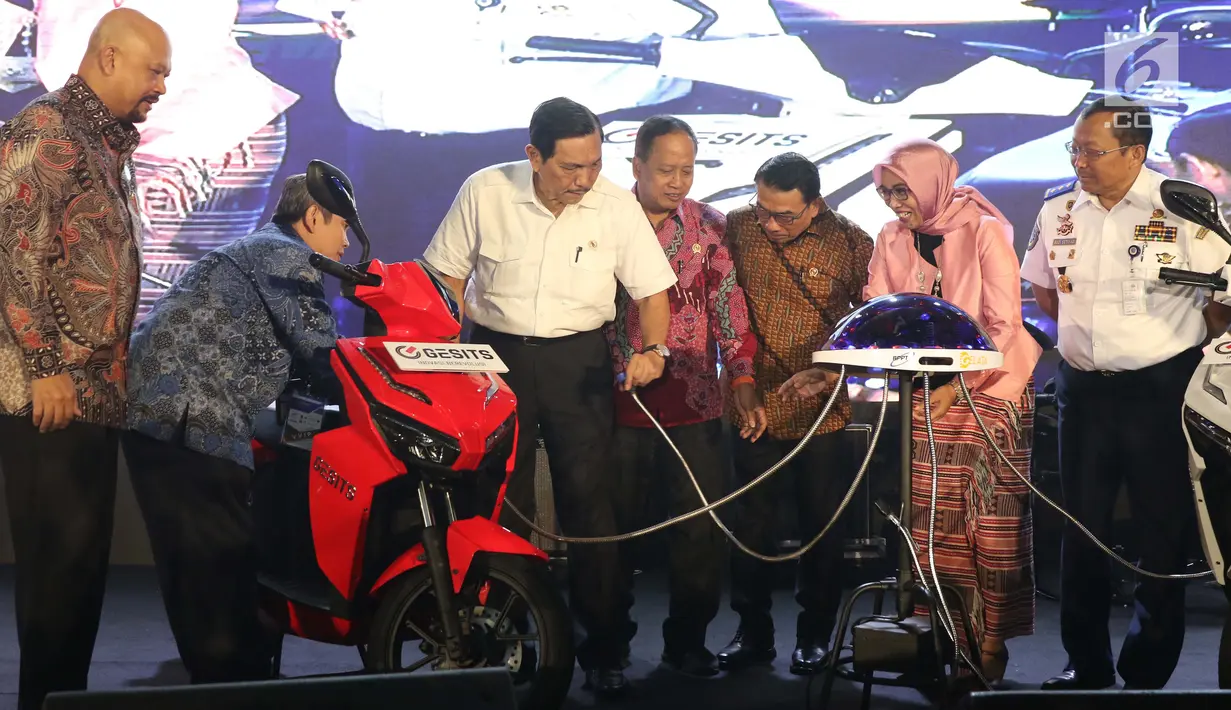 Menteri Koordinator Bidang Kemaritiman, Luhut Binsar Panjaitan (ketiga kiri) saat meresmikan gelaran Indonesia Electric Motor Show (IEMS) 2019 di Jakarta, Rabu (4/9/2019). Pameran khusus kendaraan listrik ini bertajuk Electric Vehicle for Smart Transpotation. (Liputan6.com/Helmi Fithriansyah)