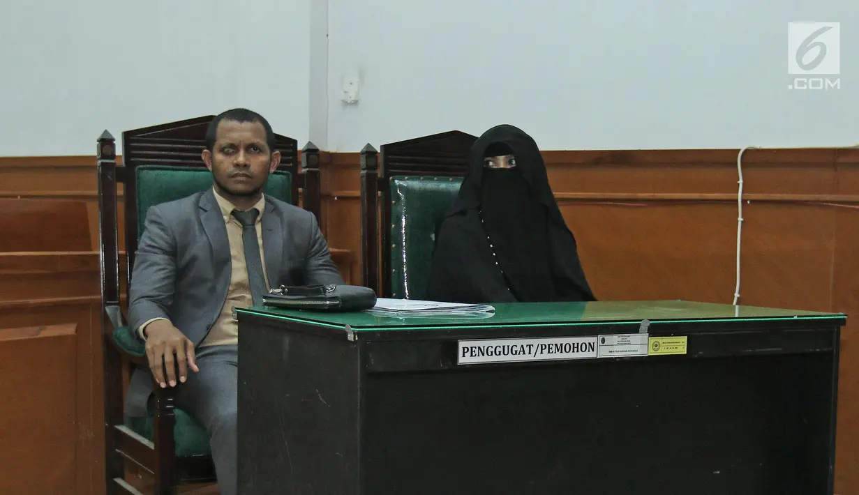 Istri komedian Caisar, Indadari dan pengacaranya saat menjalani sidang mediasi di Pengadilan Agama Depok, Jawa Barat, Selasa (31/10). Sidang Cerai Indadari dengan Caisar dengan putusan mediasi yang tidak dihadiri Caisar. (Liputan6.com/Herman Zakharia)