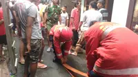 Petugas pemadam saat memadamkan kebakaran. (@beritakebakaran)