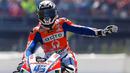 Pebalap Ducati, Andrea Dovizioso, merayakan keberhasilannya finis tercepat di MotoGP Catalunya, Barcelona, Minggu (11/6/2017). Dovizioso menorehkan catatan waktu 44 menit 41,518 detik. (EPA/Alejandro Garcia)